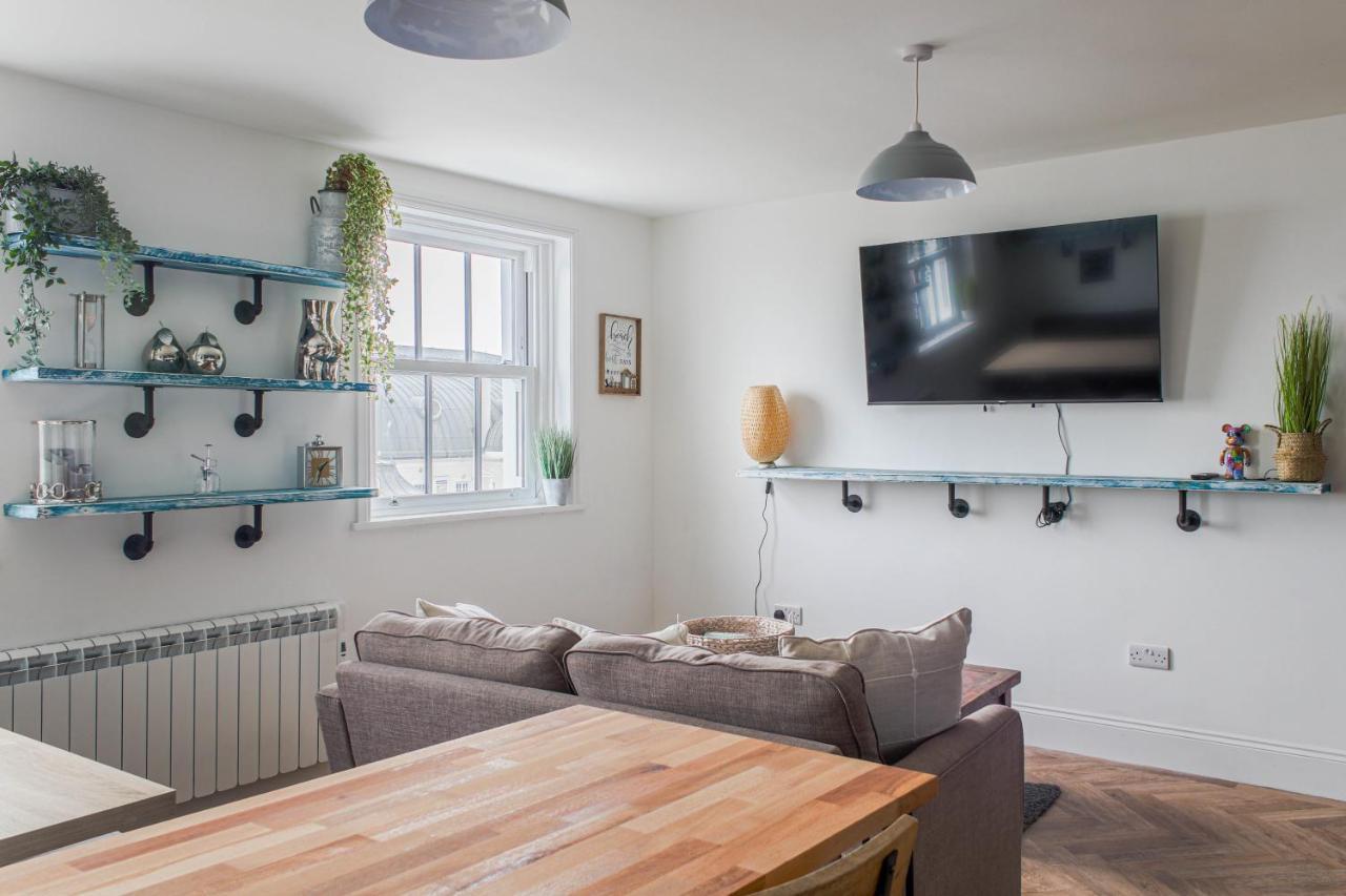 Lovely 2- Bedroom Apartment With Stunning Sea Views Worthing Bagian luar foto