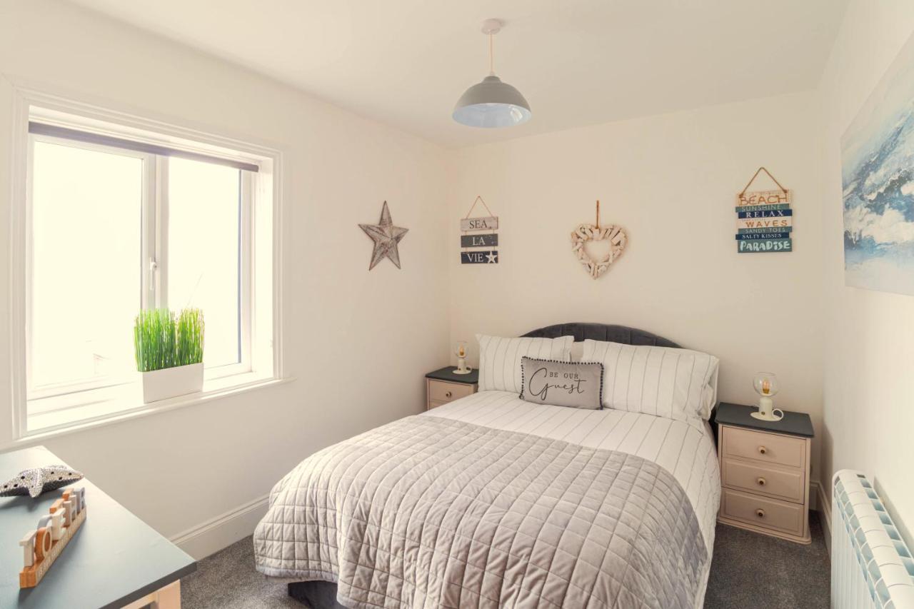 Lovely 2- Bedroom Apartment With Stunning Sea Views Worthing Bagian luar foto